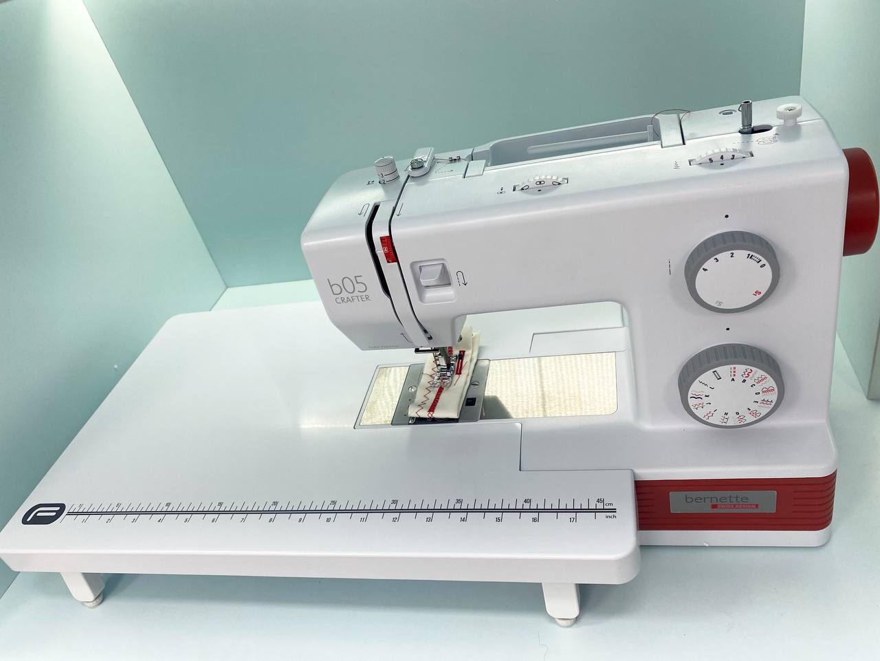 Швейная машина bernette b38 прикладной столик